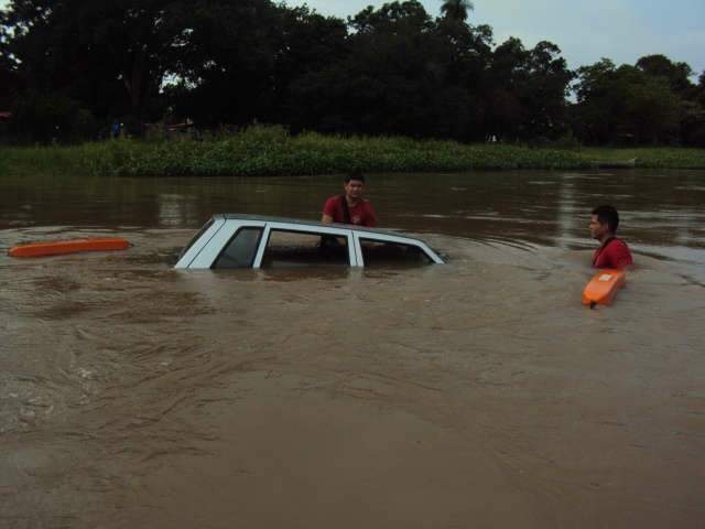  Condutor n&atilde;o percebe fim de rua e vai parar dentro do rio Taquari
