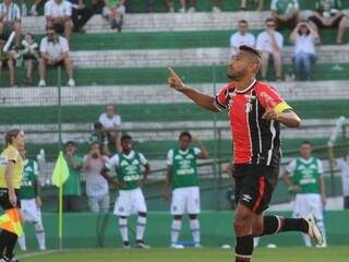 Zagueiro Bruno Aguiar é o artilheiro do time com sete gols na temporada. (Foto: Divulgação/JEC)