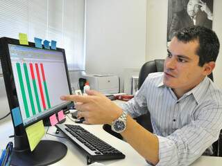 Douglas mostra a tabela que comprova a transposição dos sinais e explica a matemática. (Foto: João Garrigó)
