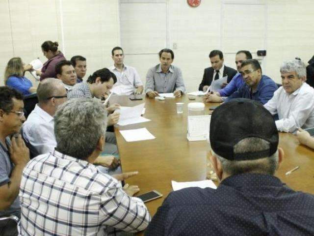 Prefeito assina decreto para Uber sem limite de carros, mas taxa de 7% por km