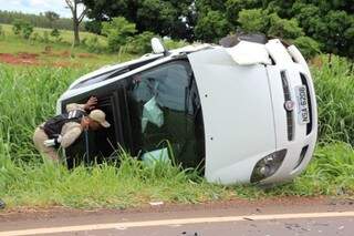 O carro capotou com o impacto (Foto: Jornal da Nova)