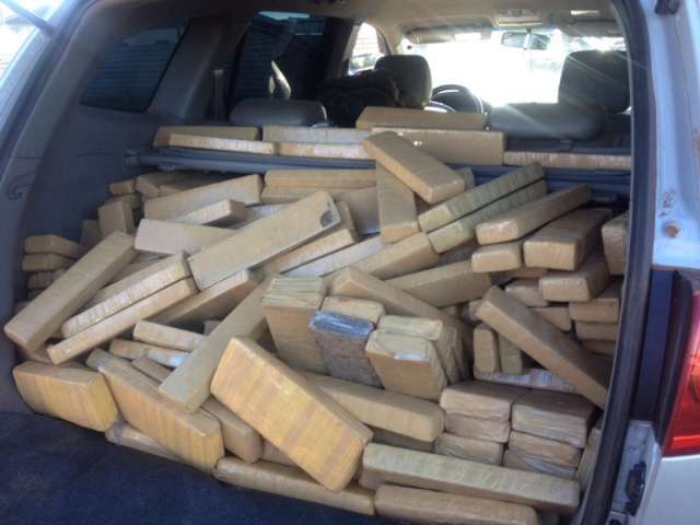 DOF apreende utilit&aacute;rio lotado de maconha; condutor conseguiu fugir