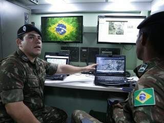 Tenente Jonys Ocampos mostra cabine de operação do radar móvel (Foto: Kísie Ainoã)