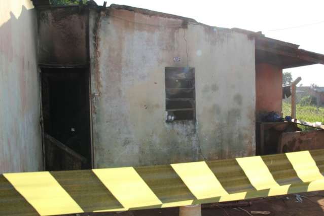 Homem ateia fogo em casa e mulher de 41 anos morre carbonizada