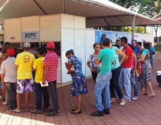 Consumidores enfrentam fila para aproveitar desconto em evento no Centro (Foto: Divulgação)