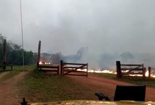 Registro do incêndio ontem, às margens da estrada de acesso ao ponto turístico (Foto: Direto das Ruas)