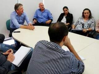 Reunião para assinatura do convênio que garantirá recursos para reforma de abatedouro (Foto: divulgação)