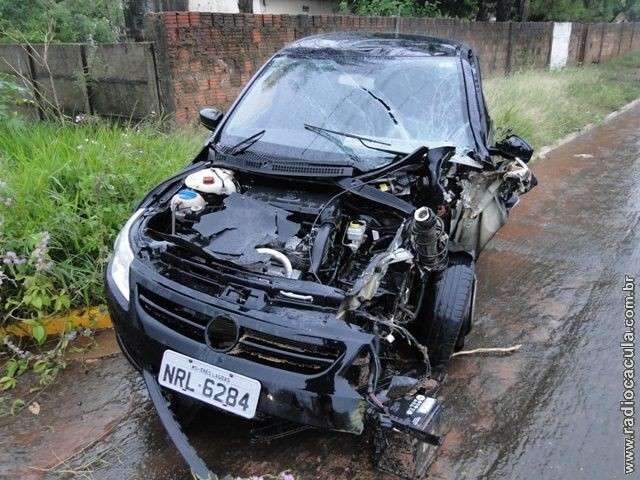 Motorista dorme ao volante e choca carro contra ca&ccedil;amba 
