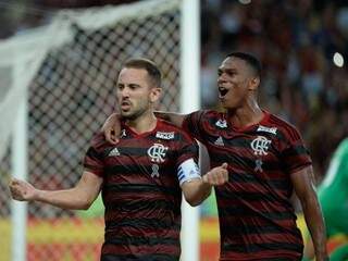 Everton Ribeiro e Lucas Silva comemorando gol em campo. (Foto: Alexandre Vidal/ReproduçãoFlamengoFC) 