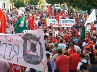 Protesto foi em rua ao lado da sede da TV Morena, em Campo Grande (Foto: Antonio Marques)