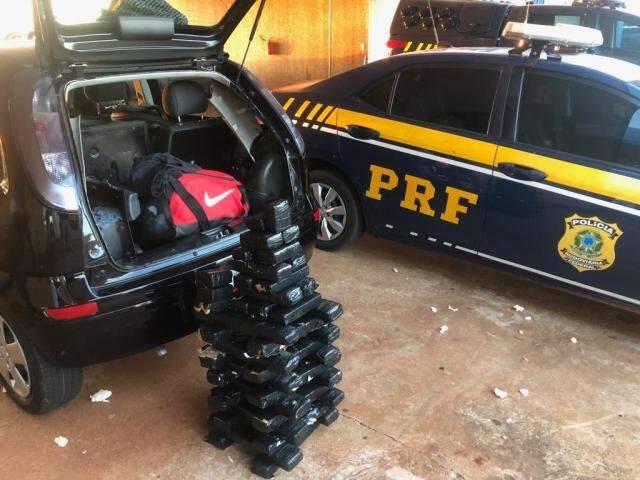 Jovem aceita proposta de traficantes e &eacute; preso com droga em bloqueio da pol&iacute;cia