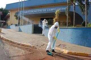 Integrantes do movimento Pátria Livre lavaram a frente da Câmara municipal. (Foto: Simão Nogueira)
