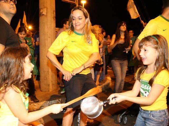 Fam&iacute;lias participam de manifesta&ccedil;&atilde;o contra Lula, Dilma e PT