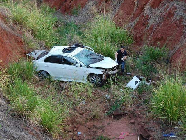 Mulher perde controle da dire&ccedil;&atilde;o e morre ao cair com o carro em cratera