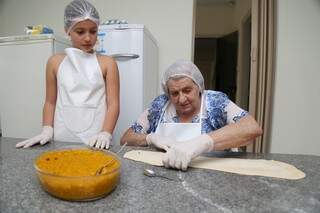 Neta aprende as receitas da avó, 80 anos mais velha. (Foto: Fernando Antunes)