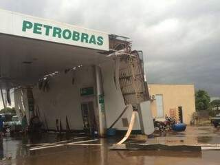 Chuva fez estragos em posto de combustíveis em Naviraí. 