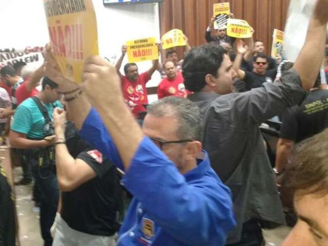 Manifestantes invadem plen&aacute;rio e sess&atilde;o na Assembleia &eacute; suspensa