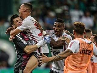 Tiago Volpi defendeu dois pênaltis e teve papel decisivo na vitória Tricolor sobre o Palmeiras. (Foto: Rubens Chiri/saopaulofc.net)