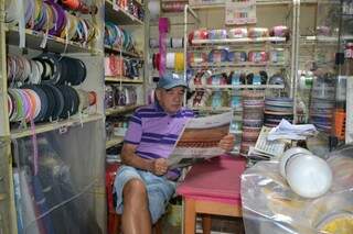 Não é raro encontrar Moacyr nos fundos da loja, com um jornal impresso em mãos.