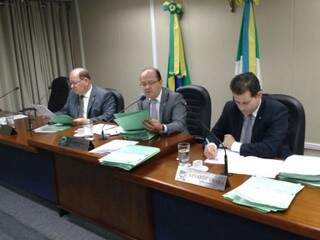 Deputados na reunião da CCJ. Da esquerda à direita, Enelvo Felini, José Carlos Barbosa e Renato Câmara. (Foto: Leonardo Rocha).