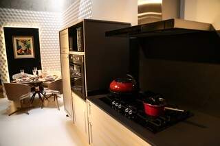 Cozinha moderna, mas com marcenaria mais clássica. (Foto: Marcos Ermínio) 