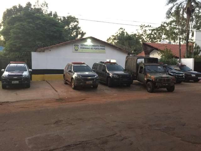 Com apoio do Ex&eacute;rcito, pol&iacute;cia faz pente-fino em pres&iacute;dio feminino