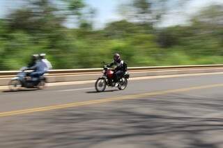 Motociclistas abusam da velocidade na avenida (Foto: Marcos Ermínio)
