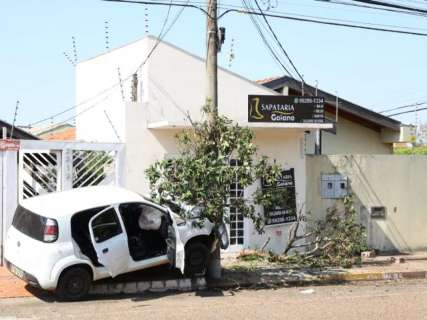 Motorista invade calçada, bate em poste e acaba preso por embriaguez 