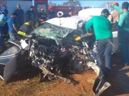 Colis&atilde;o entre carro e &ocirc;nibus mata crian&ccedil;a e fere quatro pessoas na BR-262