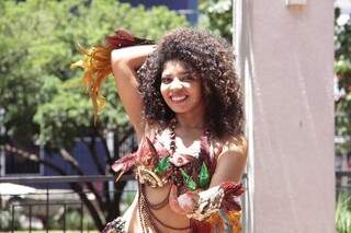 Simpática, a jovem conta que se descobriu no samba como mulher, negra e linda. (Foto: Alan Nantes)