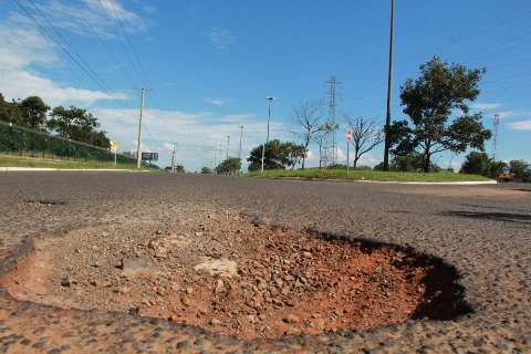 Buracos “invencíveis” são problema e desafio em asfalto que já tem 40 anos