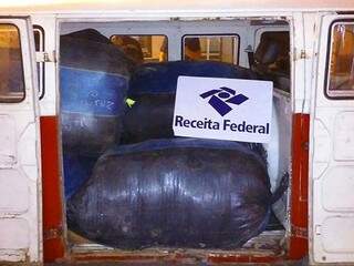 Carregamento estava distribuído em oito sacolas e era transportado em uma Kombi (Foto: Diário Corumbaense)