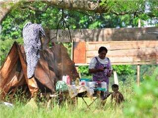 Índios foram despejados no mês passado de fazenda em Dourados (Foto: Arquivo)