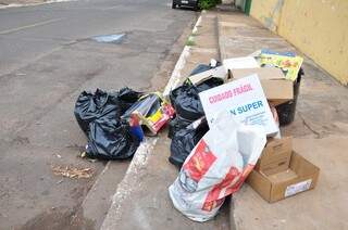 Onde não havia lixeira, os lixos ficaram nas calçadas mesmo  (Foto: Luciano Muta)