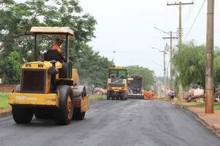 Máquinas da prefeitura fazem recapeamento da Avenida Amambai, em Naviraí (Foto: Divulgação)