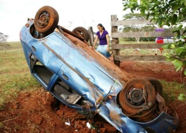  Carro capota e deixa cinco pessoas feridas na MS-147 em Vicentina
