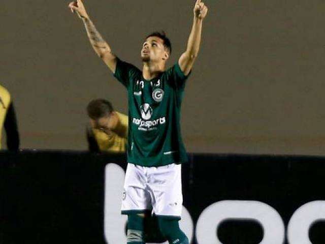 Goi&aacute;s ataca, tem jogador expulso e vence o Fluminense por 3 a 0