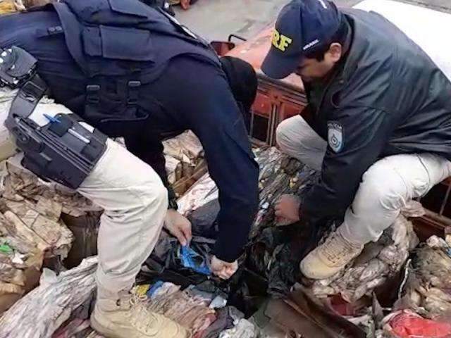 PRF apreende 137 quilos de coca&iacute;na em caminh&atilde;o de material reciclado