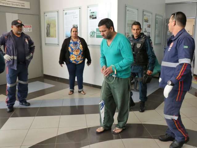 Ap&oacute;s bater cabe&ccedil;a contra parede, Nando &eacute; levado pelo Samu a posto 