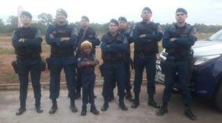 Policiais presentearam o garotinho com réplica de farda da PM. (Foto: Polícia Militar de Aquidauana)