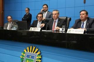 Deputados Zé Teixeira (DEM), à esquerda, na mesa diretora, com Paulo Corrêa (PSDB) e Eduardo Rocha (MDB), durante sessão (Foto: Assessoria/ALMS)