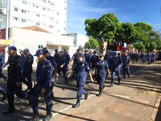 Guardas municipais seguem em direção a Prefeitura. (Foto: Fernando Antunes)