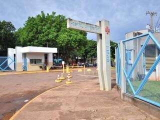 Entrada do Hospital Universitário de Campo Grande, o centro de fraudes em licitações para desviar recursos públicos do tratamento de pacientes com câncer, conforme apurou a Operação Sangue Frio (Foto: Arquivo)