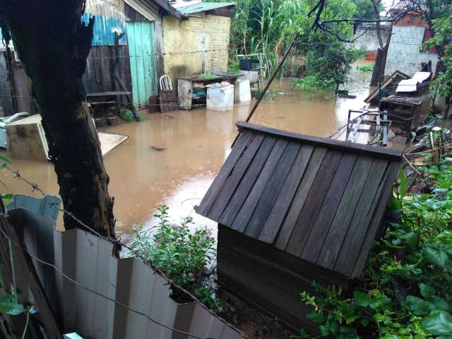 Com chuva, n&iacute;vel do Rio Apa sobe e desabriga oito fam&iacute;lias