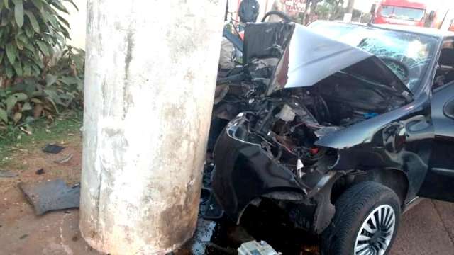 Jovem destr&oacute;i carro ao bater em poste na rotat&oacute;ria da Euler de Azevedo 