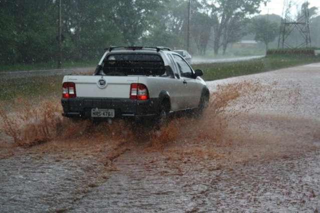 Chuva forte alaga avenidas e ve&iacute;culos trafegam na contram&atilde;o