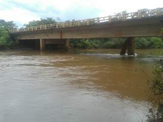 Ponte sobre o Rio Brilhante está com problemas estruturais, segundo a PRF (Foto: Divulgação)