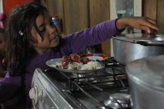 Uma das filhas da dona de casa Letícia Lemes &#039;nós adultos damos um jeito, mas crianças precisam de mais nutrientes&#039;. (Foto: Alcides Neto).