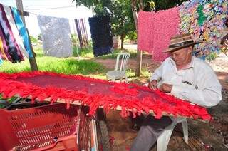 Clemente trabalha todos os dias, na região da Coophavila II. (Foto: Luciano Muta)