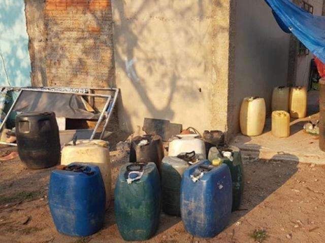 Pol&iacute;cia apreende 900 litros de combust&iacute;vel em postos clandestinos na fronteira 